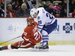 David Booth z tímu Toronto Maple Leafs (vpravo) a Kyle Quincey z Detroit Red Wings.
