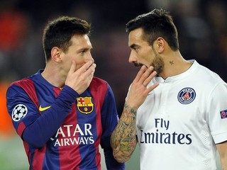 Lionel Messi vľavo a Ezequiel Lavezzi z PSG.