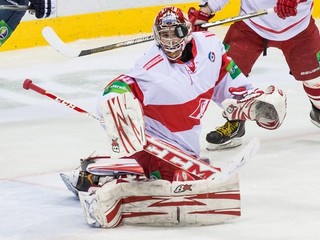 Brankár Spartaka Moskva Igor Šesterkin počas zápasu KHL v Bratislave 2. marca 2014.