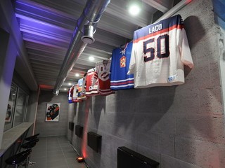 Dres brankára Jána Laca visí vo vstupnej hale zimného štadióna JL Aréna v Liptovskom Mikuláši.