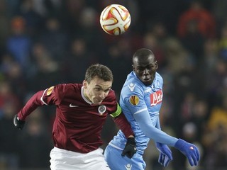 Hráč Sparty David Lafata (vľavo) a hráč Neapola Kalidou Koulibaly v zápase skupiny I. Európskej ligy Sparta Praha - SSC Neapol v Prahe 27. novembra 2014.
