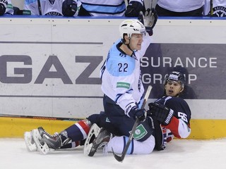 Mário Bližňák (vpravo) v zápase proti Sibiru Novosibirsk v KHL.