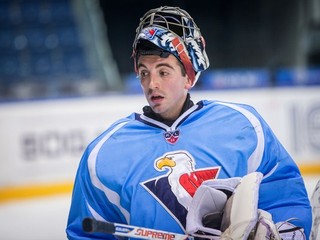 David LeNeveu v drese Slovana. Na maske má stále logo New York Rangers.
