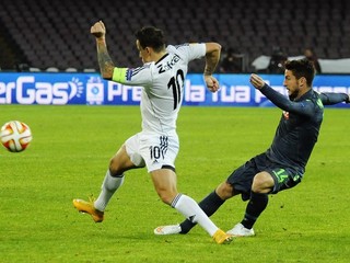 Igor Žofčák (vľavo) v súboji so stredopoliarom Neapola Driesom Mertensom.