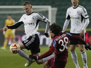 Ondrej Duda (vľavo) v súboji sa Salihom Dursunom z Trabzonsporu.