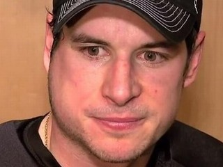 Crosby (vpredu s č. 87) je najväčšou hviezdou NHL. Jeho kariéru však brzdia zdravotné problémy.