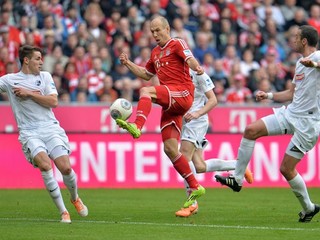 Traja hráči Freiburgu sa snažia brániť Arjena Robbena z Bayernu Mníchov. Ich novým spoluhráčom bude americký univerzitný brankár.