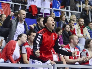 Andrea Czanik povzbudzuje z tribúny.