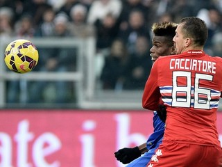 Paul Pogba z Juventusu v súboji s Fabriziom Cacciatorem.