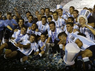 Futbalisti Racingu oslávili titul.