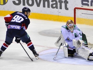 Libor Hudáček zo Slovana pred brankárom Vladimirom Sochatským z Ufy v zápase KHL.