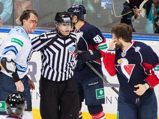 Jonathan SIgalet (vpravo) po pästnom súboji s Olegom Gubinom z Novosibirska.