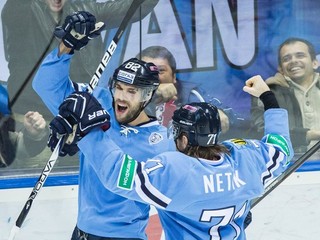 Michal Vondrka (vľavo) strelil proti Jokeritu gól a na ďalší prihral. Na snímke sa teší s Tomášom Netíkom.