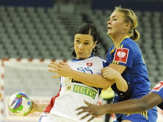 Na snímke vľavo Tetyana Trehubová a vpravo Isabelle Gulldenová v stretnutí Švédsko - Slovensko.