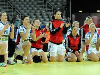Slovenské hádzanárky ďakujú svojim fanúšikom po poslednom zápase na šampionáte proti Nemecku.