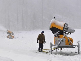 Na Štrbskom Plese sa trápia s nedostatkom snehu.