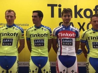 Cyklistický tím predstavil dresy na budúcu sezónu. Vľavo veďla Petra Sagana v drese slovenského majstra je Alberto Contador.