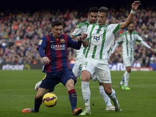 Lionel Messi v súboji s dvoma hráčmi súpera. Córdobe strelil dva góly.