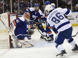 Jaroslav Halák vyráža strelu hráča Tampy Nikitu Kučerova, prizerá sa obranca Islanders Calvin de Haan (44).