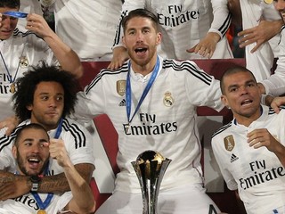 Ramos v strede pózuje s pohárom.