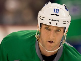 Cam Barker na tréningu Vancouveru.