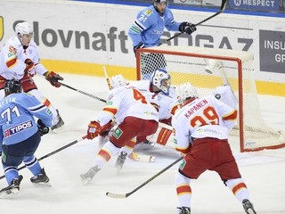 Hokejisti Jokeritu Helsinki počas zápasu na ľade Slovana Bratislava.