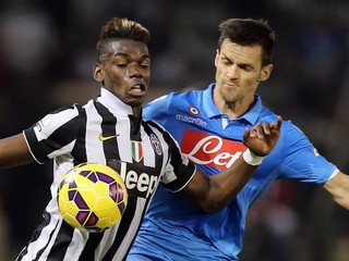 Pogba (vľavo) v súboji s Maggiom.