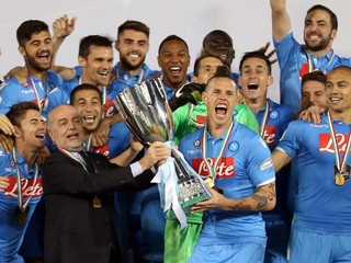 Marek Hamšík s trofejou za víťazstvo v talianskom Superpohári.