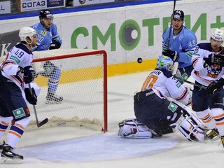 Hokejisti Chabarovska na ľade Slovana Bratislava.