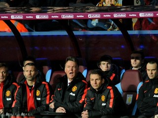 Tréner Manchesteru United Louis van Gaal (v strede).