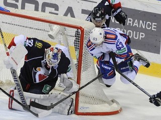 Jevgenij Dadonov pred bránkou Slovana.