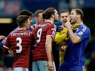 Andy Carroll argumentuje, že Branislav Ivanovič (vpravo) simuloval pád v šestnástke.