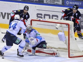 Hokejisti Astany na ľade Slovana Bratislava.