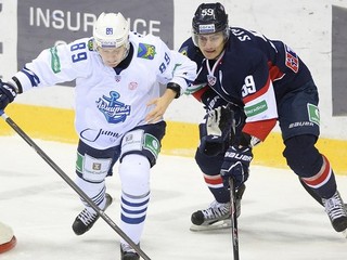 Andrej Šťastný (vpravo) počas zápasu proti Admiralu Vladivostok.