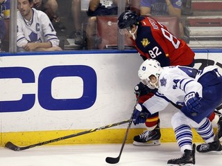 Obranca tímu Toronto Maple Leafs Morgan Rielly (s číslom 44) a útočník tímu Florida Panthers Tomáš Kopecký.