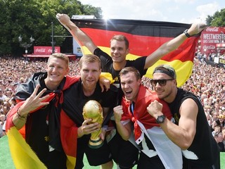 Nemeckí futbalisti, zľava Bastian Schweinsteiger, Per Mertesacker, Manuel Neuer, Kevin Grosskreutz a Lukas Podolski.