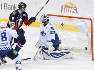 Hráč Slovana Tomáš Mojzíš strieľa gól na 2:2 do brány Michaila Birjukova z Jugra Chanty-Mansijsk  v zápase 6. ročníka KHL medzi Slovanom a Jugrou 13. novembra 2013 v Bratislave. Slovan zvíťazil 3:2 po nájazdoch.