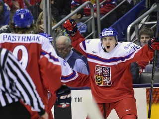 Český hokejista Patrik Zdráhal sa raduje z gólu v zápase proti Rusom.