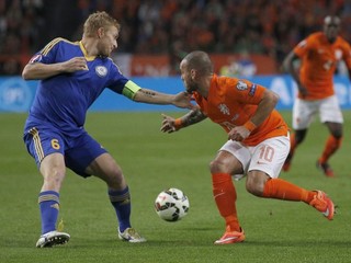 Wesley Sneijder (vpravo) je oporou aj v holandskej reprezentácii.