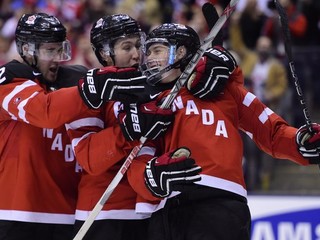 Hráči Kanady sa tešia z gólu vo štvrťfinále MS proti Dánsku - zľava Fredrik Gauthier, Nick Ritchie a Lawson Crouse