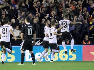 Futbalisti Valencie sa tešia z víťazného gólu proti Realu Madrid.