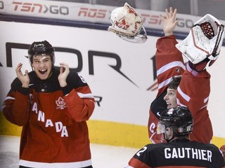 Brankár Kanady Zachary Fucale oslavuje zlato so spoluhráčmi.
