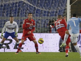 Vpravo hráč Lazia Felipe Anderson strieľa gól v predohrávke 17. kola Lazio Rím - Sampdoria Janov v Ríme.