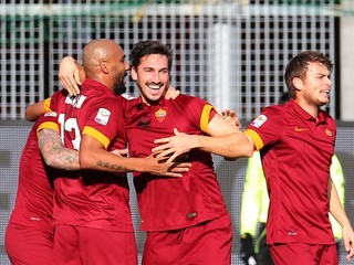 Davide Astori (v strede) a vľavo Maicon z AS Rím.
