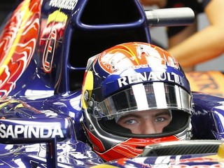 Jazdec Max Verstappen zo stajne Toro Rosso na VC Japonska v Suzuke 3. októbra 2014. Tri dni po svojich 17. narodeninách sa stal najmladším jazdcom v histórii, ktorý sa predstavil na oficiálnom tréningu najprestížnejších motoristických pretekov.