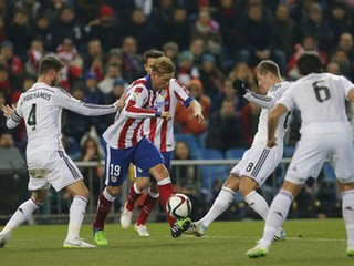 Torres (vedie loptu) proti prevahe hráčov Realu.