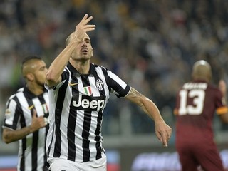 Bonucci oslavuje víťazný gól proti AS Rím.