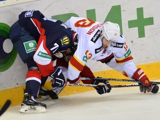 Tomáš Netík (Slovan) a vpravo Ryan Gunderson (Jokerit) v hokejovom zápase KHL.