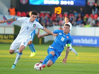Richard Lásik (vpravo) a Daniele Baselli z Talianska počas zápasu kvalifikácie ME 2015 do 21 rokov,. Zlaté Moravce, 10. október.