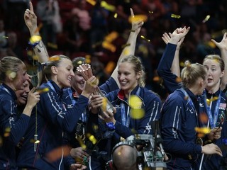 Americké volejbalistky sa radujú zo zisku titulu majsteriek sveta po víťazstve nad Čínou 3:1 vo finále.